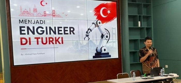 Penyampaian Mater Dalam Acara Alumni Teknik Mesin UII Berbagi Bekal Karier Global