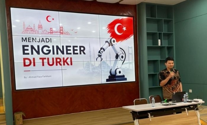Penyampaian Mater Dalam Acara Alumni Teknik Mesin UII Berbagi Bekal Karier Global